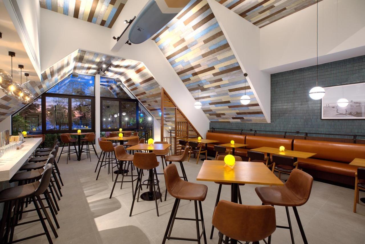 Outrigger Surin Beach Resort - Sha Extra Plus Екстер'єр фото Interior of a Shake Shack restaurant