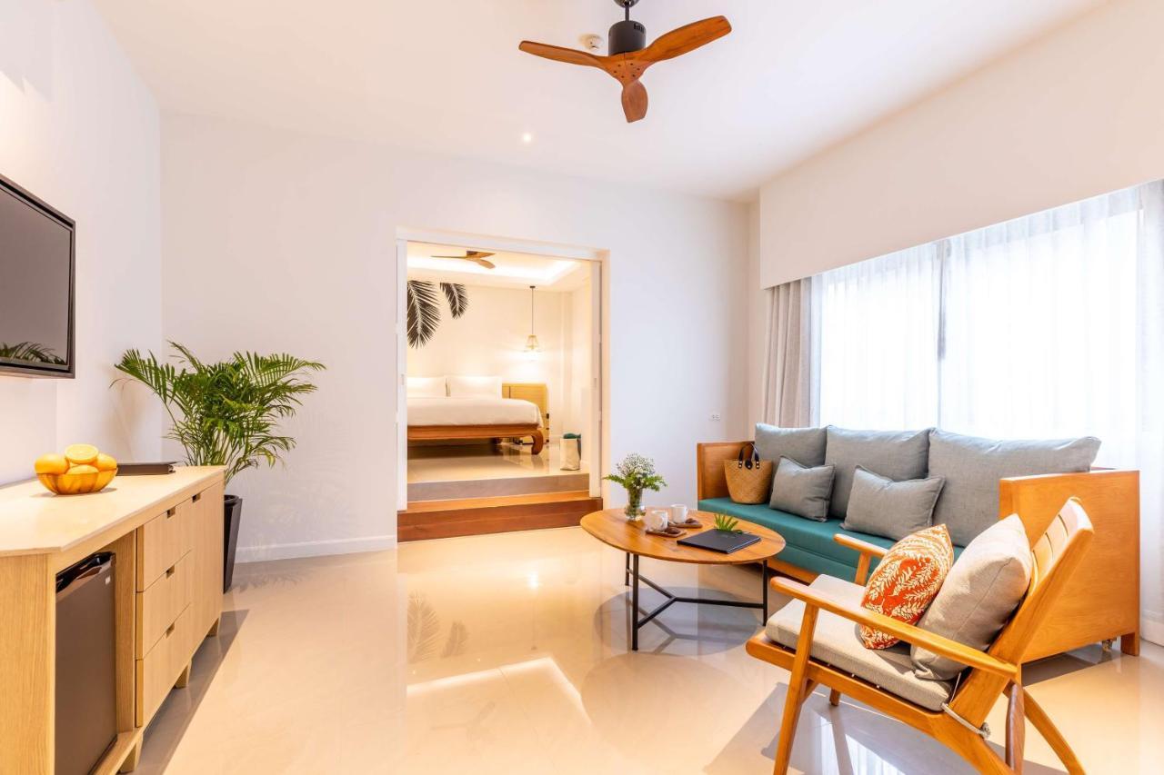 Outrigger Surin Beach Resort - Sha Extra Plus Екстер'єр фото A living room in a serviced apartment in Singapore